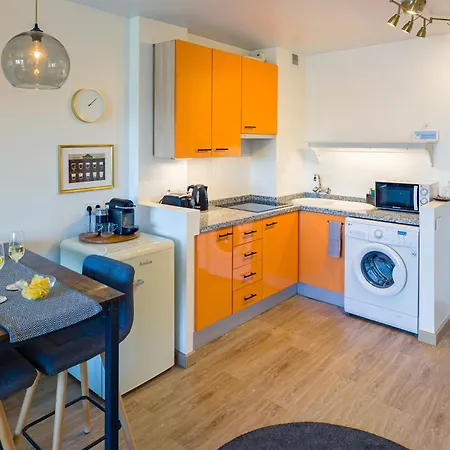 Center - Cute Quiet Close To The With Parking!! Apartment *