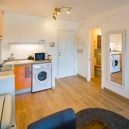 Center - Cute Quiet Close To The With Parking!! *