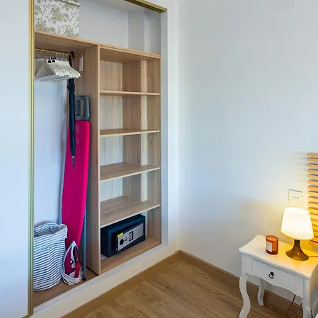 Center - Cute Quiet Close To The With Parking!!