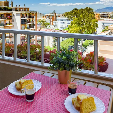 Center - Cute Quiet Close To The With Parking!! *