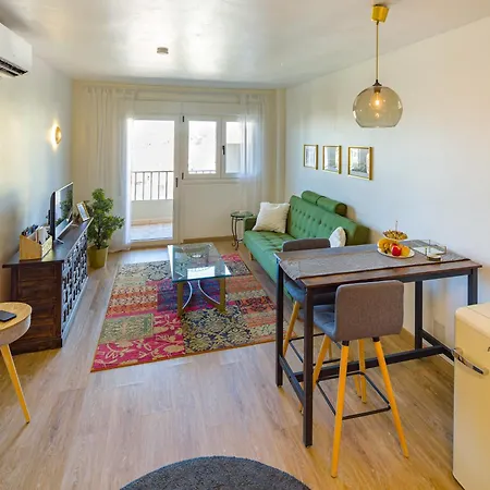 Center - Cute Quiet Close To The With Parking!! *