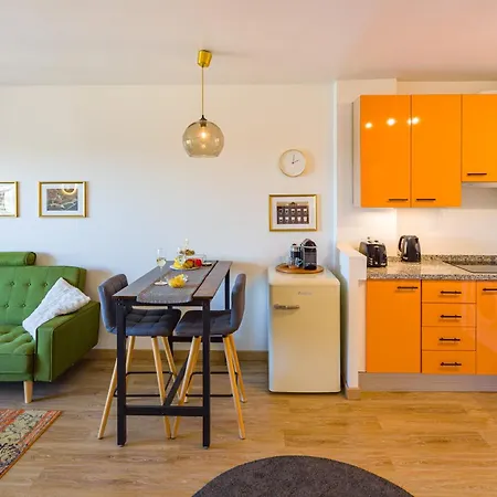 Center - Cute Quiet Close To The With Parking!! Marbella