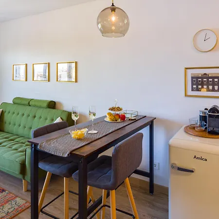 Center - Cute Quiet Close To The With Parking!! Apartment